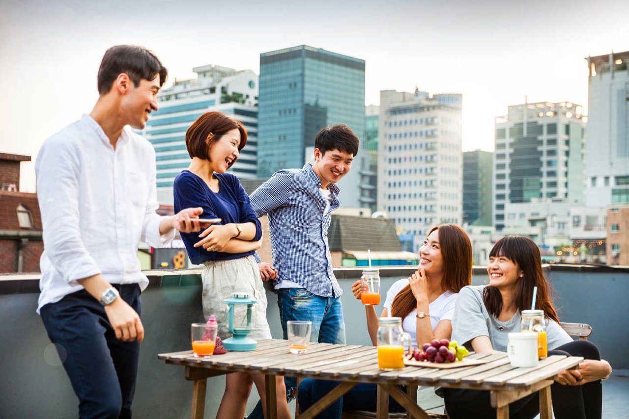 年輕 Gen Z 上班族於辦公室交流，展現初入職場人士及早規劃保險保障、醫療保障及未來財務安全的重要性。