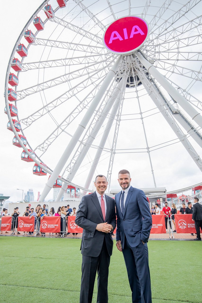 友邦保險集團首席市場總監施斌陞 (Stuart A. Spencer) (左) 與 友邦保險全球大使David Beckham (碧咸)到訪「AIA Vitality 公園」及「友邦保險呈獻— 香港摩天輪」。         