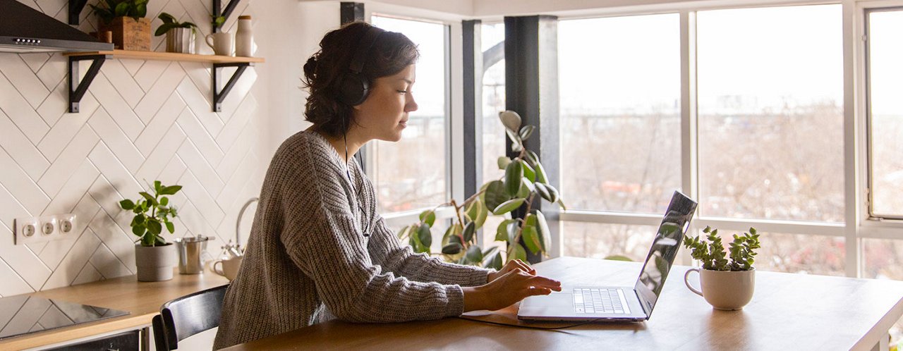 woman working in laptop