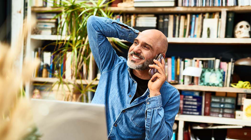 man communicating on a mobile phone