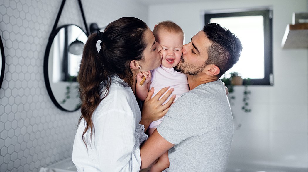 couples kissing kid