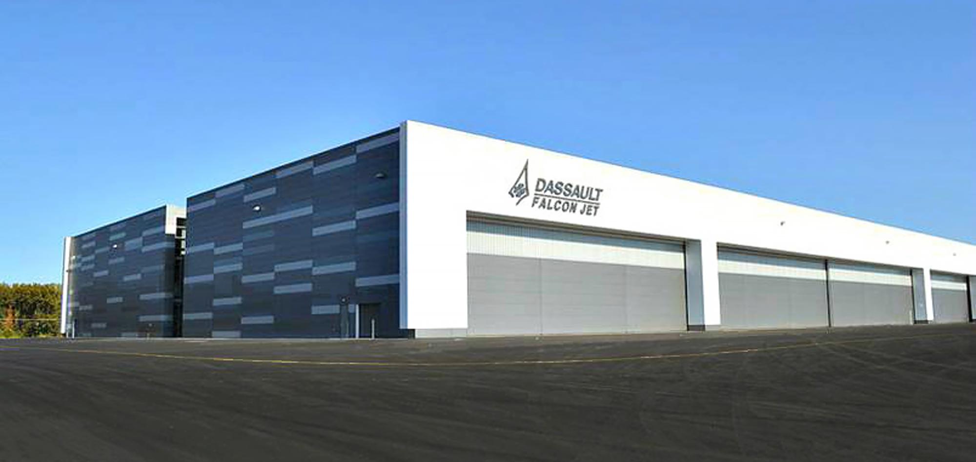 Exterior view of the Dassault Falcon Jet – 14 Bay Hangar featuring expansive clear-span aviation infrastructure, integrated aircraft access systems and coordinated structural design developed to support high-capacity aircraft operations without structural interference.