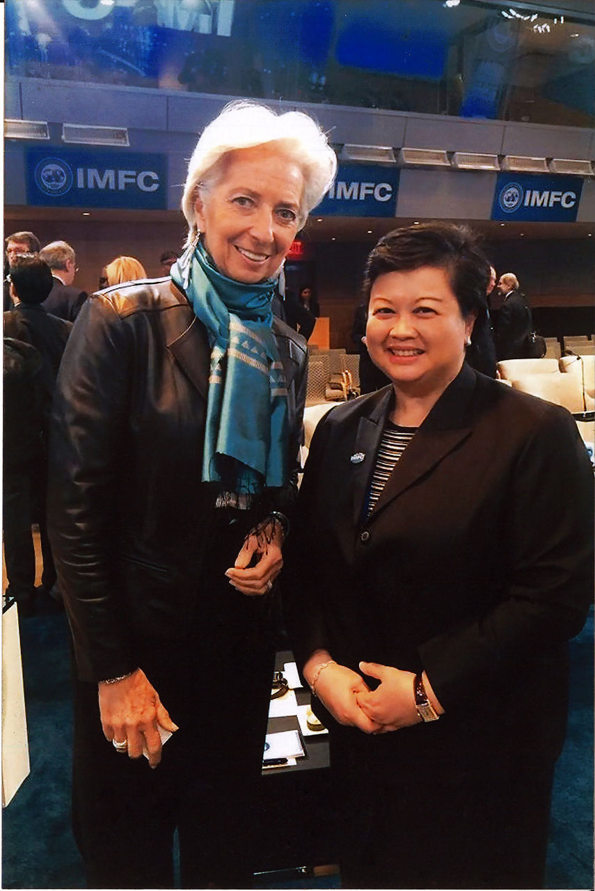  ถ่ายภาพร่วมกับ Ms. Christine Lagarde