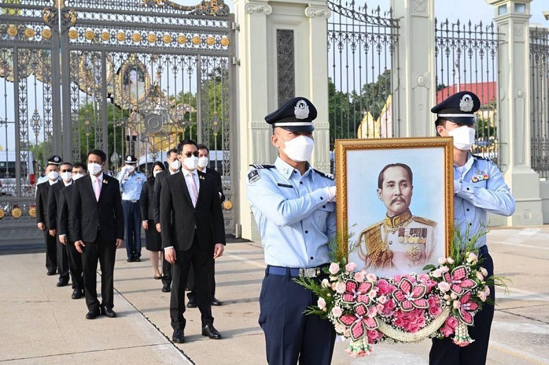 ​พิธีวางพวงมาลาถวายบังคมพระบรมราชานุสรณ์พระบาทสมเด็จพระจุลจอมเกล้าเจ้าอยู่หัว