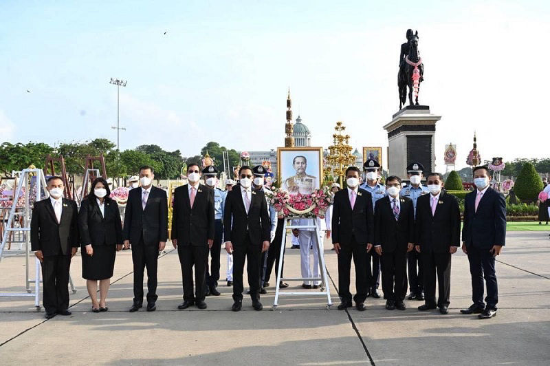 ​พิธีวางพวงมาลาถวายบังคมพระบรมราชานุสรณ์พระบาทสมเด็จพระจุลจอมเกล้าเจ้าอยู่หัว