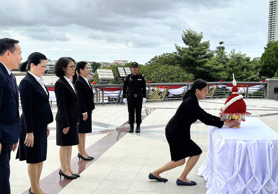 ธปท. ร่วมพิธีวางพุ่มดอกไม้ถวายราชสักการะ พระบาทสมเด็จพระปรเมนทรมหาอานันทมหิดล พระอัฐมรามาธิบดินทร เนื่องในโอกาสวันพระบรมราชสมภพครบ 100 ปี