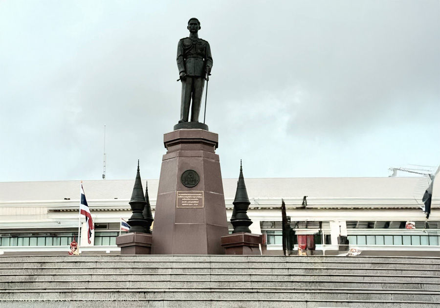 ธปท. ร่วมพิธีวางพุ่มดอกไม้ถวายราชสักการะ พระบาทสมเด็จพระปรเมนทรมหาอานันทมหิดล พระอัฐมรามาธิบดินทร เนื่องในโอกาสวันพระบรมราชสมภพครบ 100 ปี