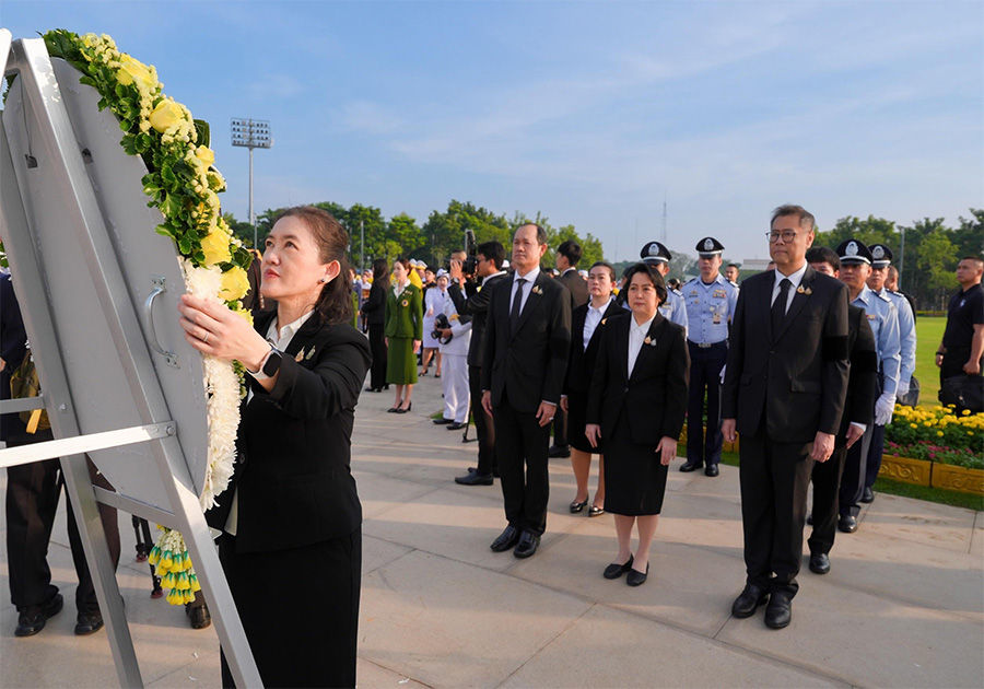 ธปท. ร่วมพิธีวางพวงมาลาถวายบังคมพระบรมราชานุสาวรีย์พระบาทสมเด็จพระบรมชนกาธิเบศร มหาภูมิพลอดุลยเดชมหาราช บรมนาถบพิตร เนื่องใน “วันนวมินทรมหาราช” ปี 2569 