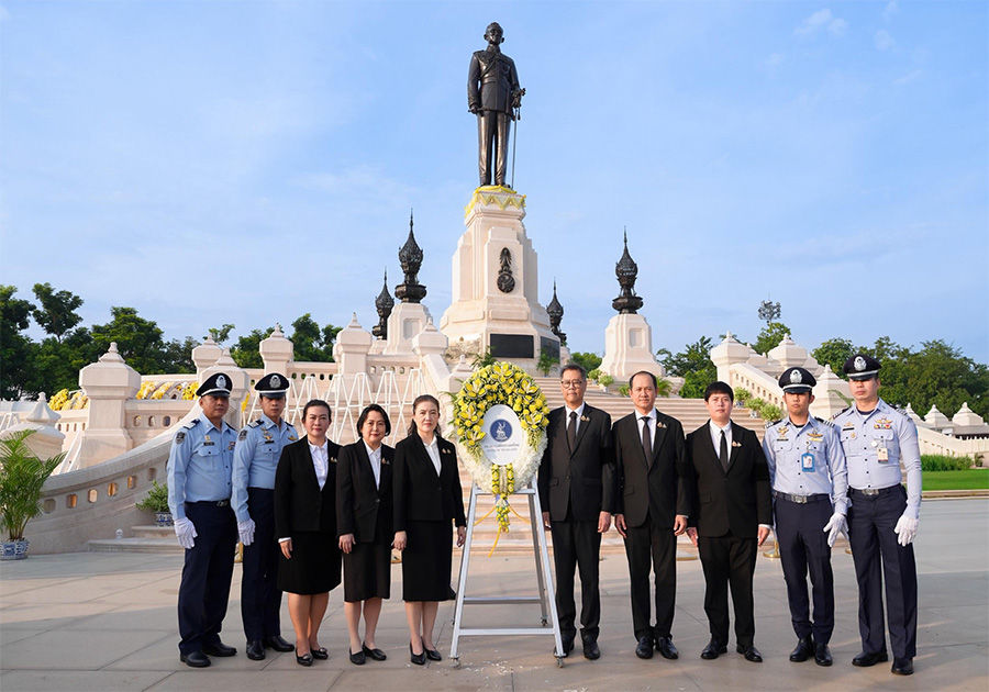 ธปท. ร่วมพิธีวางพวงมาลาถวายบังคมพระบรมราชานุสาวรีย์พระบาทสมเด็จพระบรมชนกาธิเบศร มหาภูมิพลอดุลยเดชมหาราช บรมนาถบพิตร เนื่องใน “วันนวมินทรมหาราช” ปี 2569 