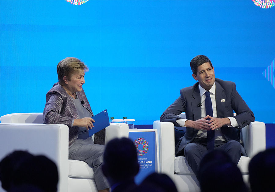 ผู้ว่าการธนาคารแห่งประเทศไทย และผู้บริหาร ร่วมรับฟังการเสวนา (Fireside Chat)