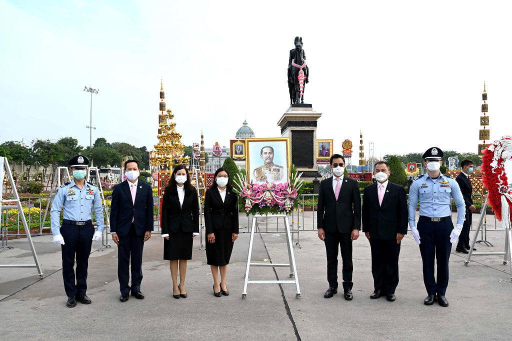 ถ่ายรูปหน้าลานพระรูปทรงม้า