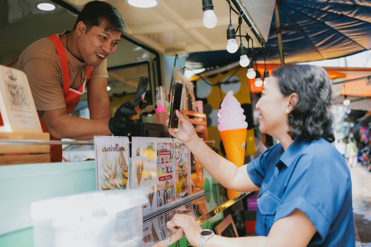 ลูกค้ากำลังชำระเงินด้วย QR code