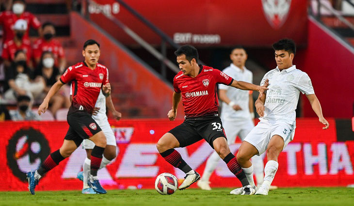 Atikun Mheetuam no.32 (red)of Muangthong Utd. for the ball during The Football Thai League Muangthong Utd. and Buriram Utd. on January 29 2022 at Thunderdome Stadium in Nonthaburi Thailand.