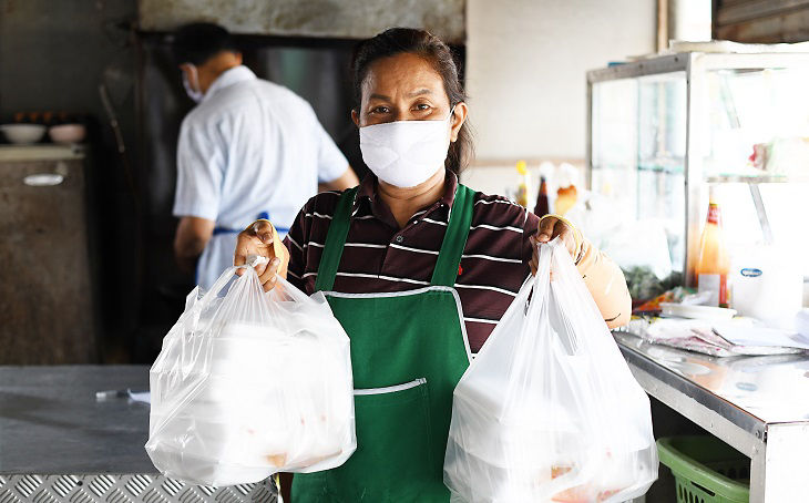 Pathumthani, Thailand - Apr 11, 2020 : Restaurant vendors in Thailand wear a mask According to the policy of Thai government to clean and prevent the outbreak of covid-19.; Shutterstock ID 1700416018; purchase_order: BOT; job: ; client: ; other: 