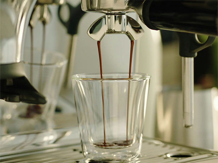 Probamos The Barista Express Impress, la cafetera manual asistida con la  que sentirte como un profesional