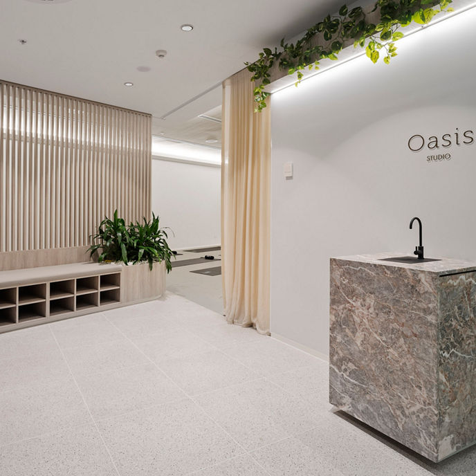 Exterior image of 189 Flinders Lane rooftop terrace with plants, barbeques and umbrellas, overlooking Melbourne skyline