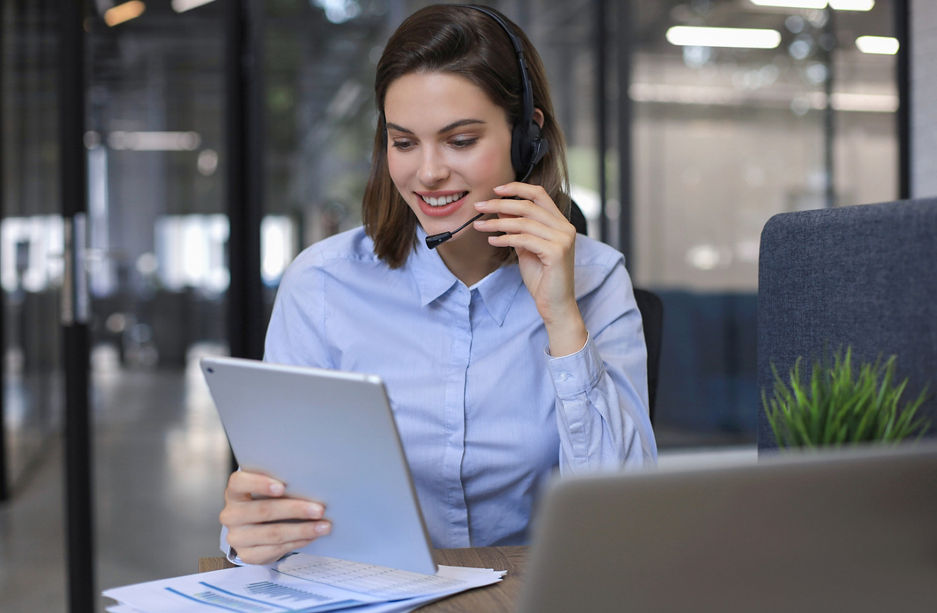 Freelance operator talking with headsets and consulting clients from office