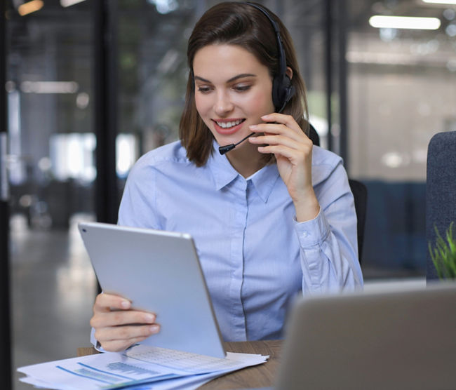 Freelance operator talking with headsets and consulting clients from office