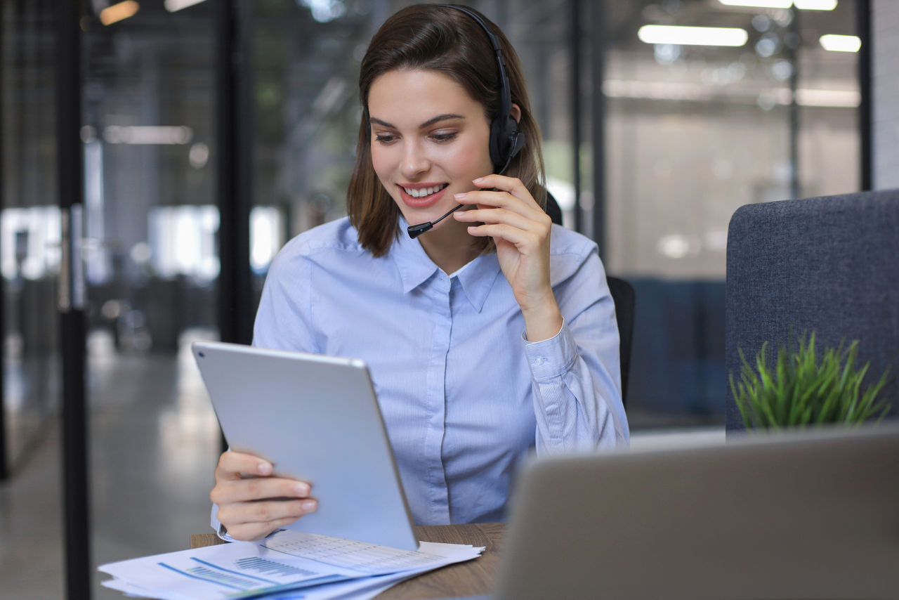 Freelance operator talking with headsets and consulting clients from office