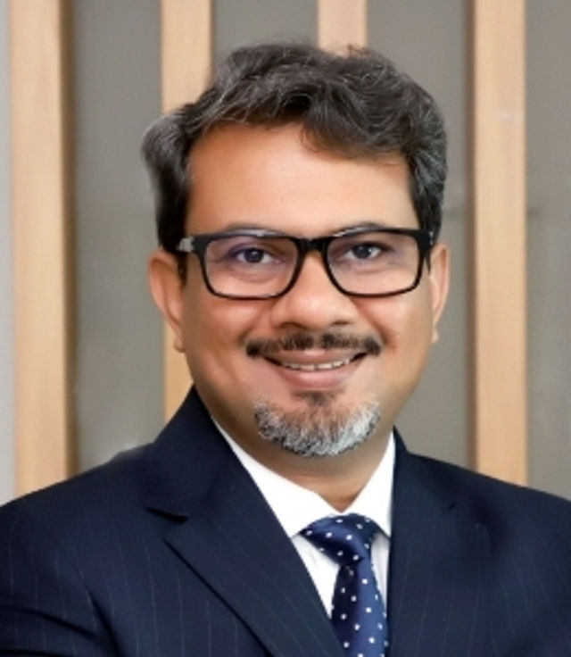 Vivek Saxena headshot