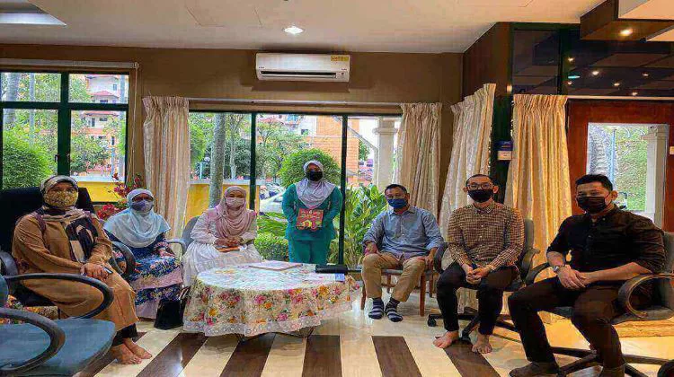 Pasukan GETB mengedarkan pek makanan Ramadan untuk keluarga pesakit kanser di HUKM