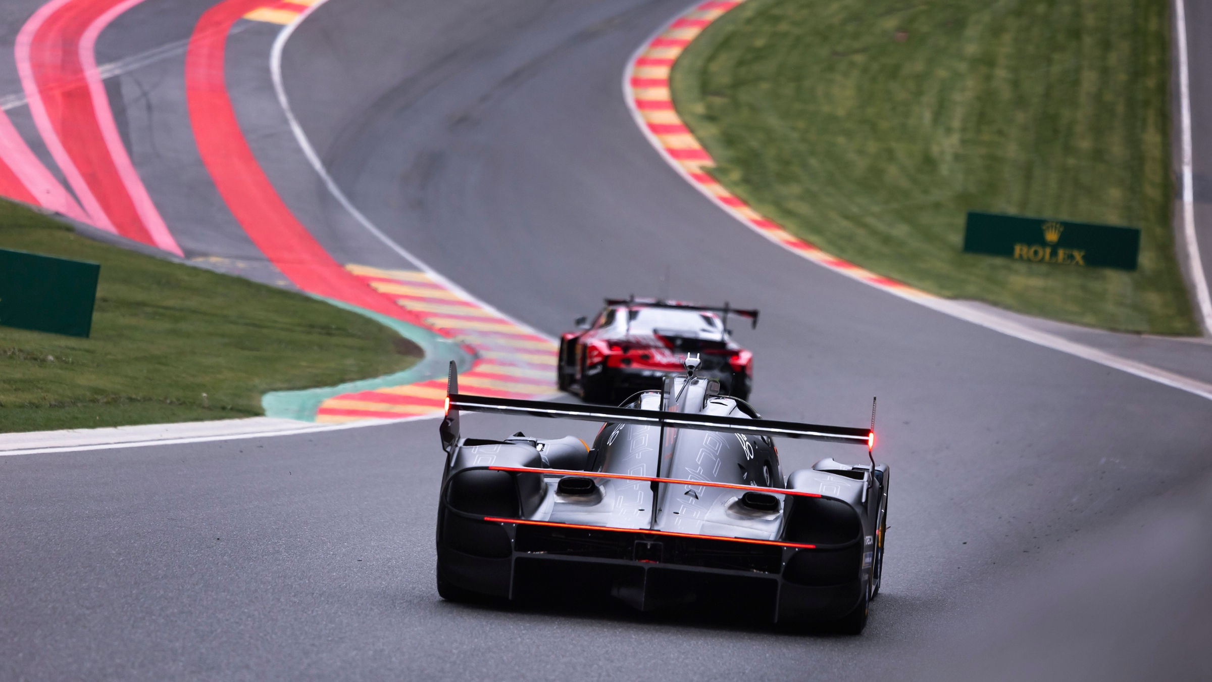 Der Genesis GRM-001 rast die Steigung der Rennstrecke von Spa-Francorchamps hinauf.