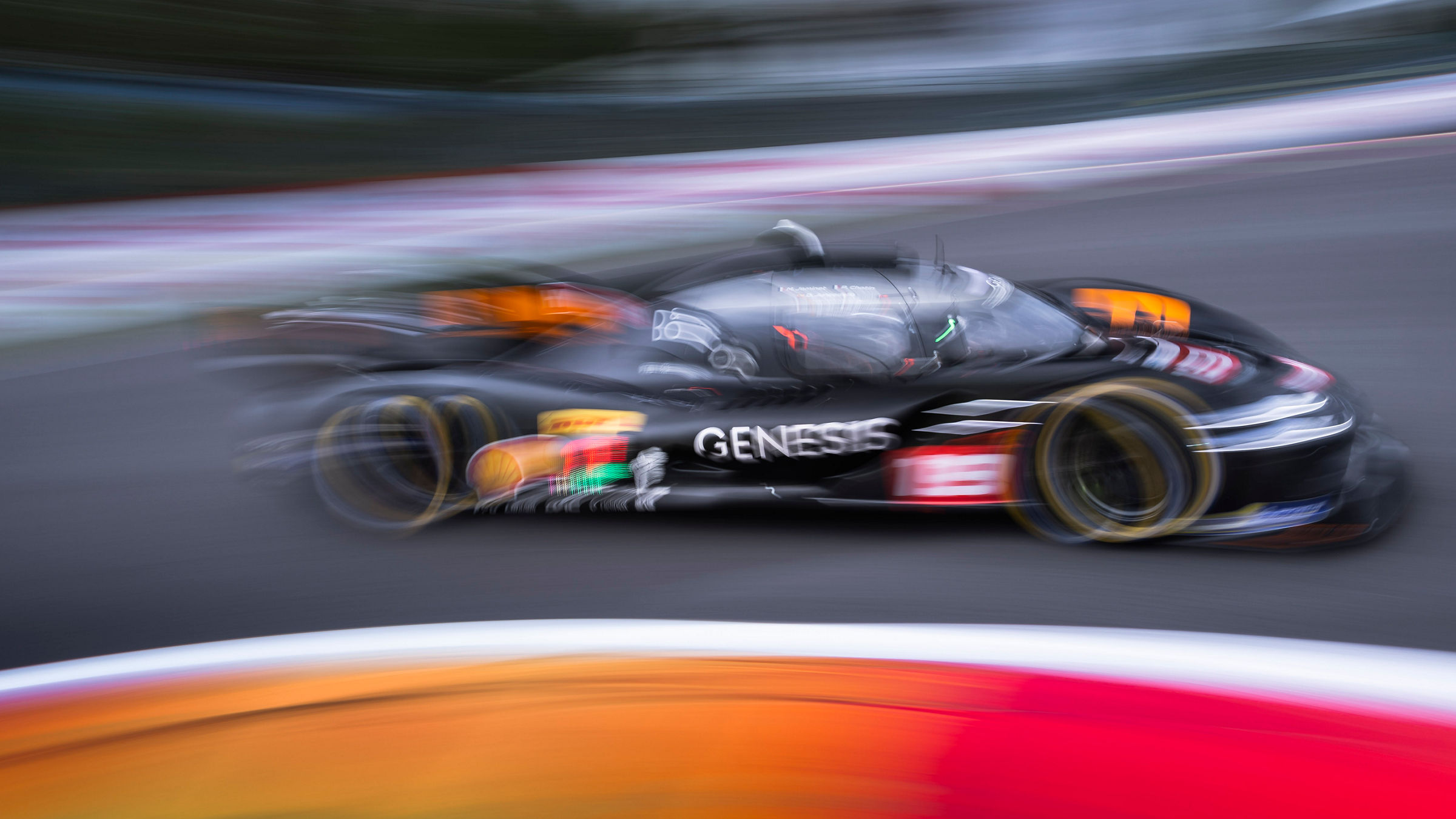 Der Genesis GRM-001 rast beim WEC-Rennen in Spa-Francorchamps durch eine Kurve.