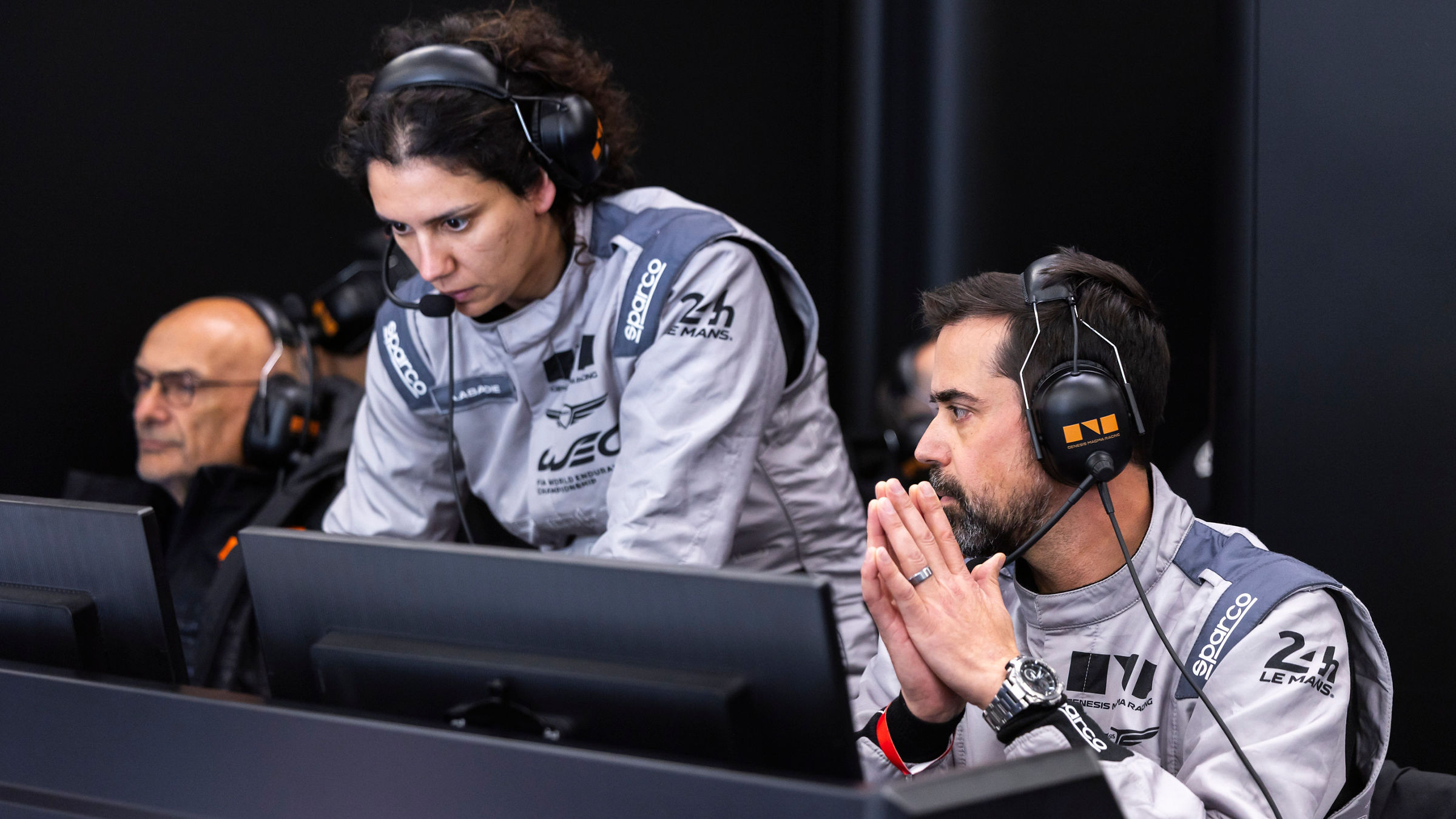Die Mitarbeiter des WEC-Teams überwachen die Renndaten von der Kommandozentrale an der Boxenmauer aus.