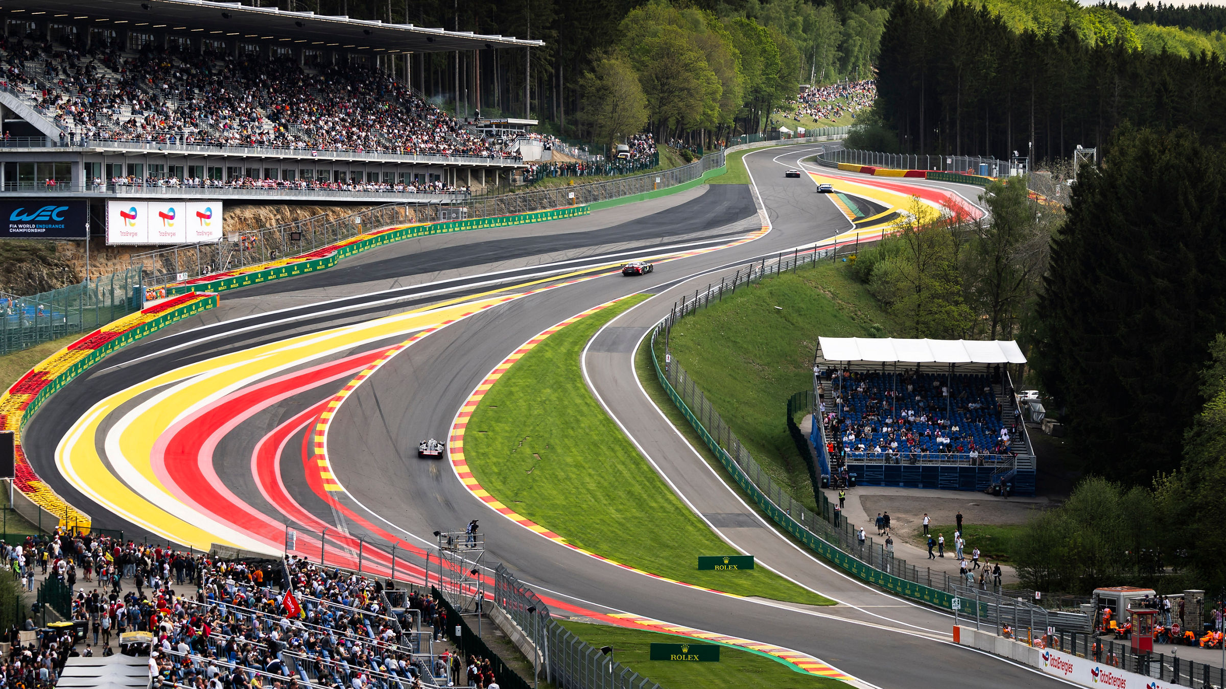 Die Autos erklimmen während des WEC-Rennens in Spa-Francorchamps die Kurven „Eau Rouge“ und „Raidillon“.