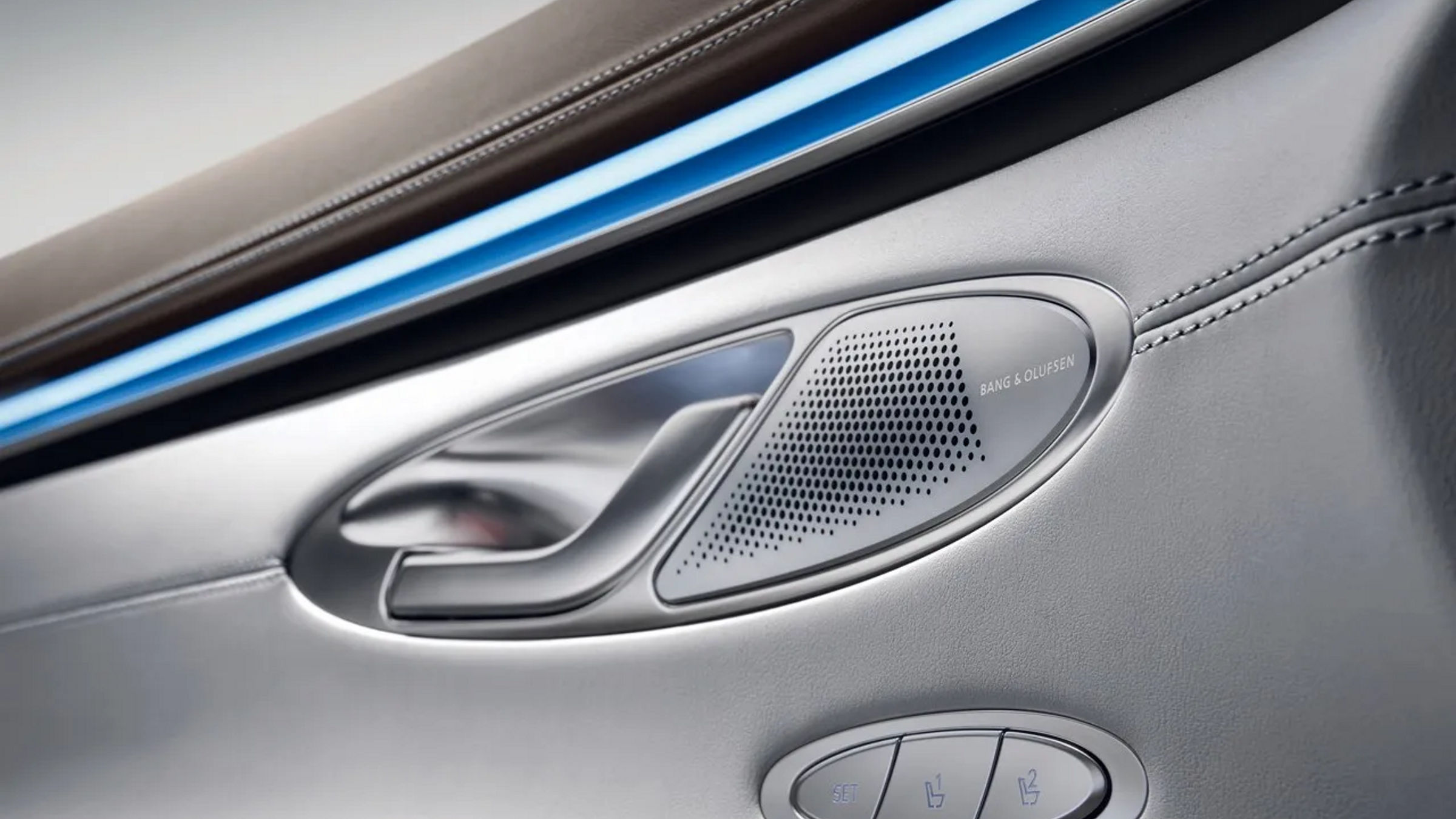 El sistema de sonido Bang & Olufsen, con 15 altavoces diseñados a medida, ofrece un sonido rico y personalizable.