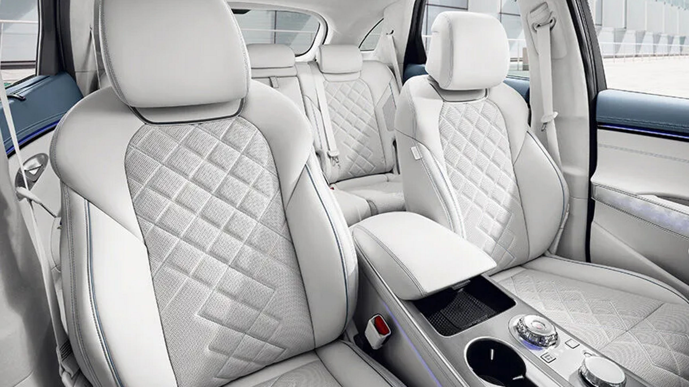 Se trata de una vista que muestra en detalle la textura de la tapicería de cuero de los asientos del conductor y del acompañante.