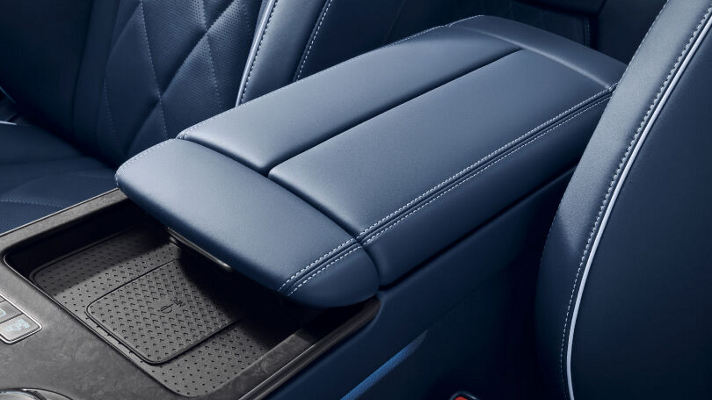 The integrated controller and buttons with different functions can be seen above the armrest in the center of the back seat.