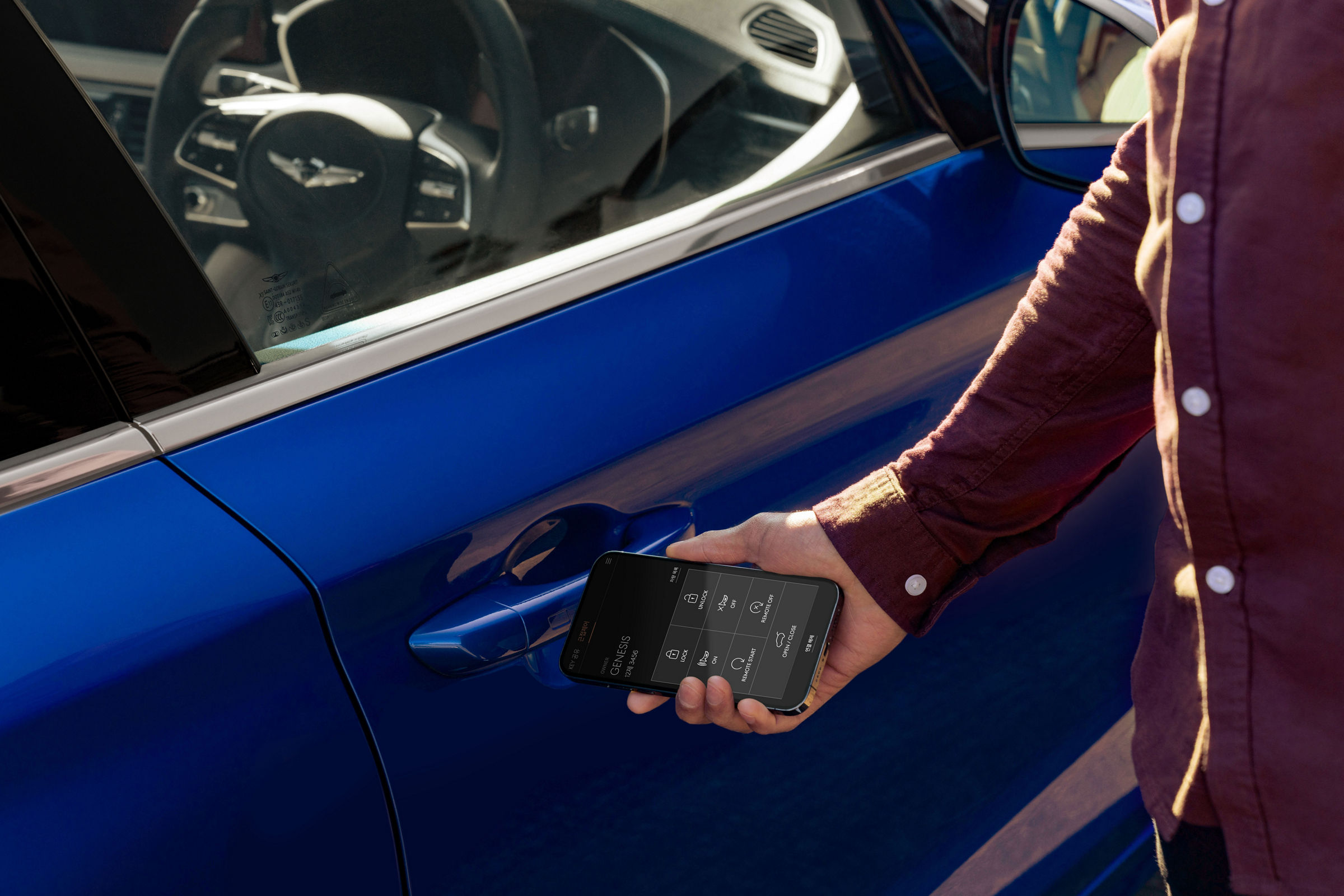 Remote lock of a blue Genesis G70 on a mobile phone