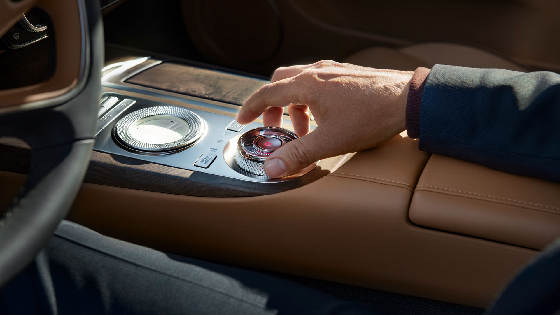 Person uses dial in the centre console of a Genesis G80