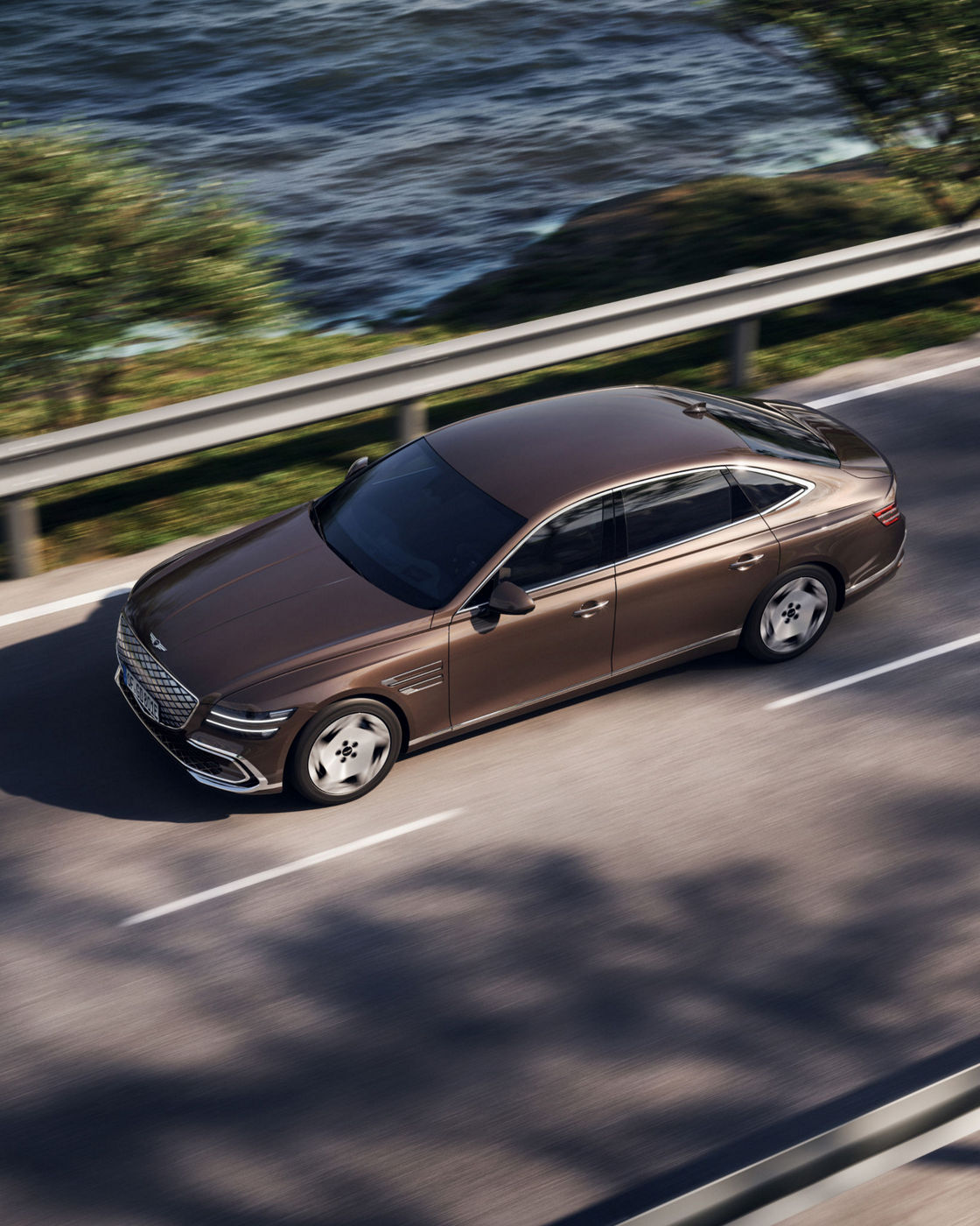 Een Electrified G80 in Brooklyn Brown kleur is op de weg te zien.