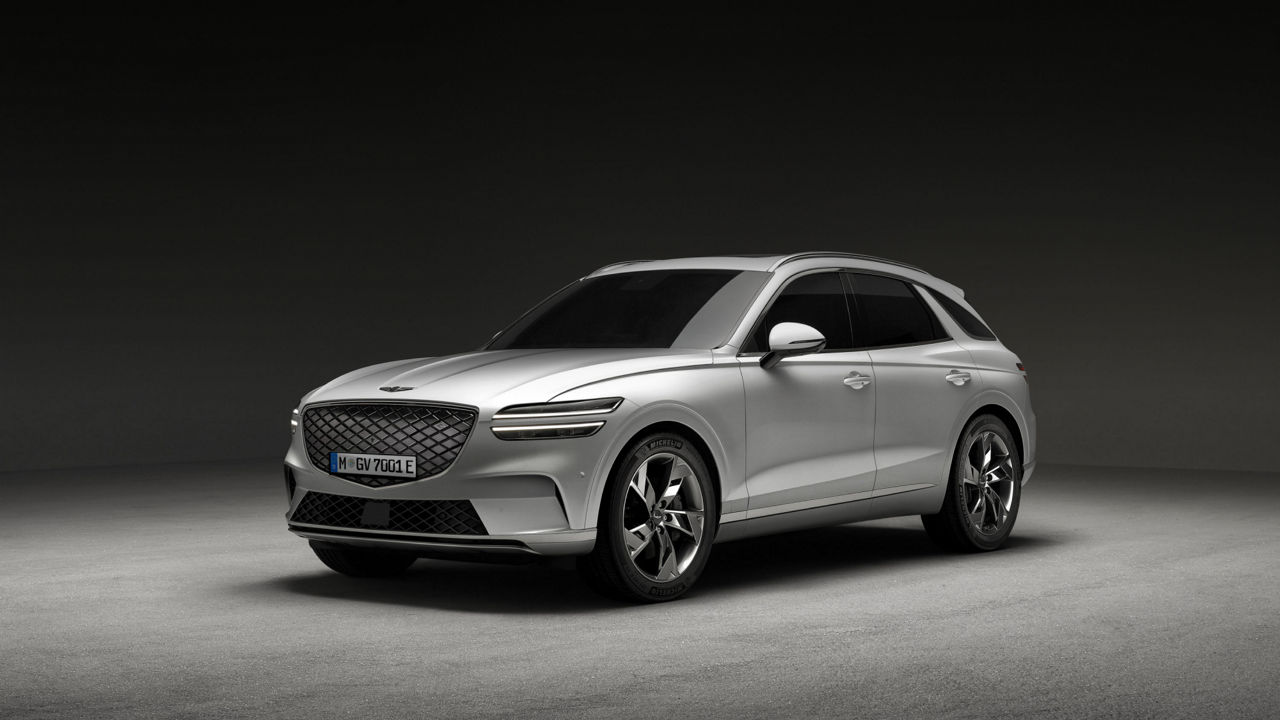 Der Genesis Electrified GV70 in einem Studio-Setting, das sein modernes und elegantes Außendesign präsentiert