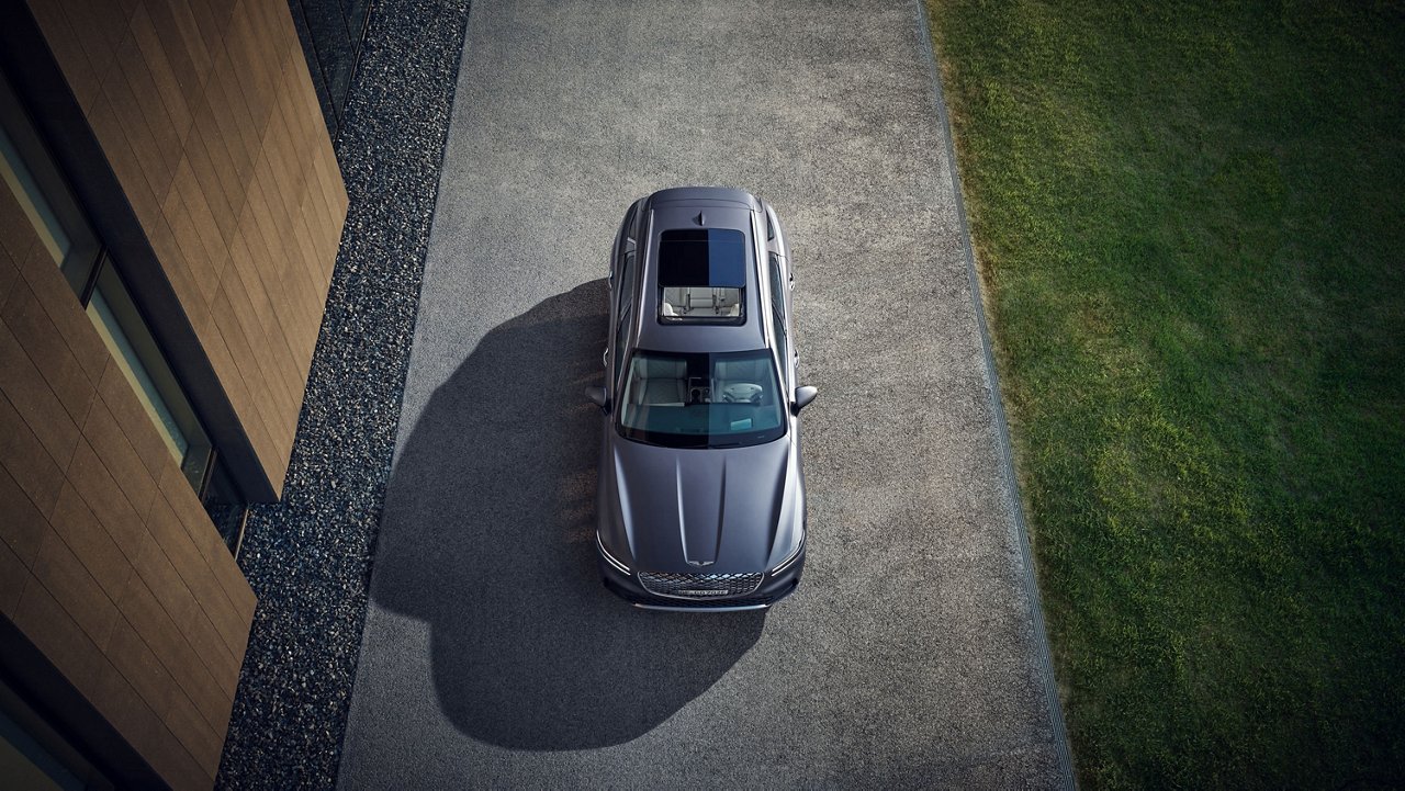 Een vooraanzicht van de Genesis Electrified GV70 die veilig over de weg rijdt.