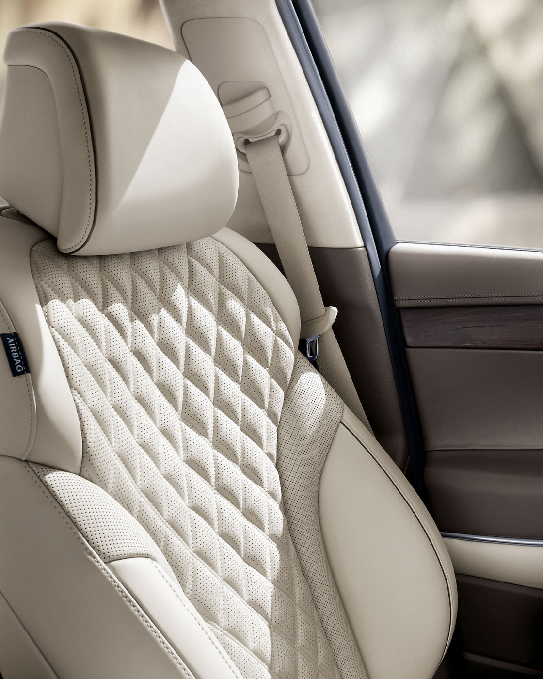 The seat of the Genesis conveys the "Beauty of White Space" through its bright colors and prime Nappa Leather.