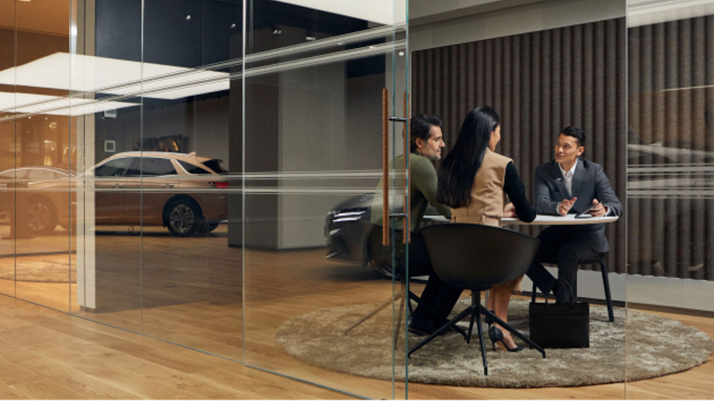 Customer advisor sits at a table with two people