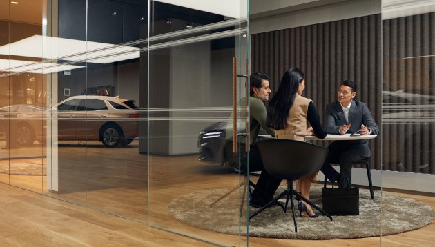 Customer advisor sits at a table with two people