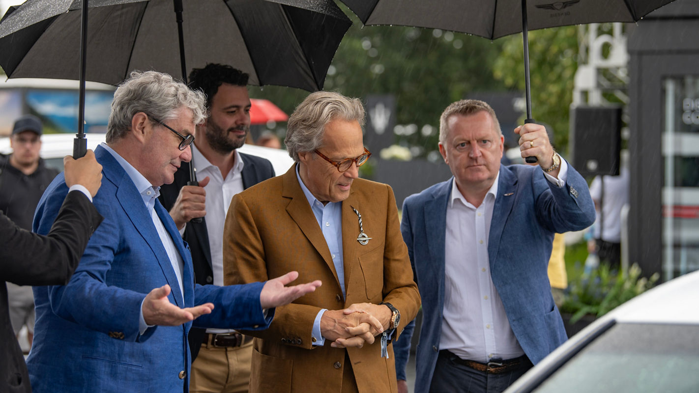 GoodwGoodwood Event - Visitors next to Genesis G90 white