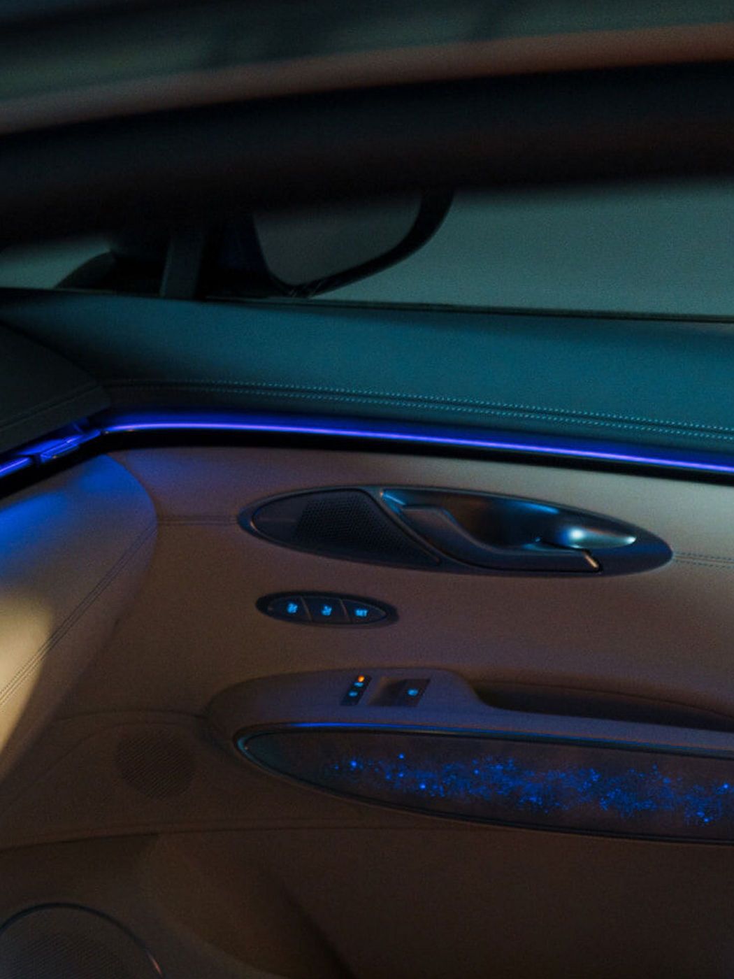 La iluminación interior ilumina la zona situada delante del asiento del acompañante y junto a la puerta.