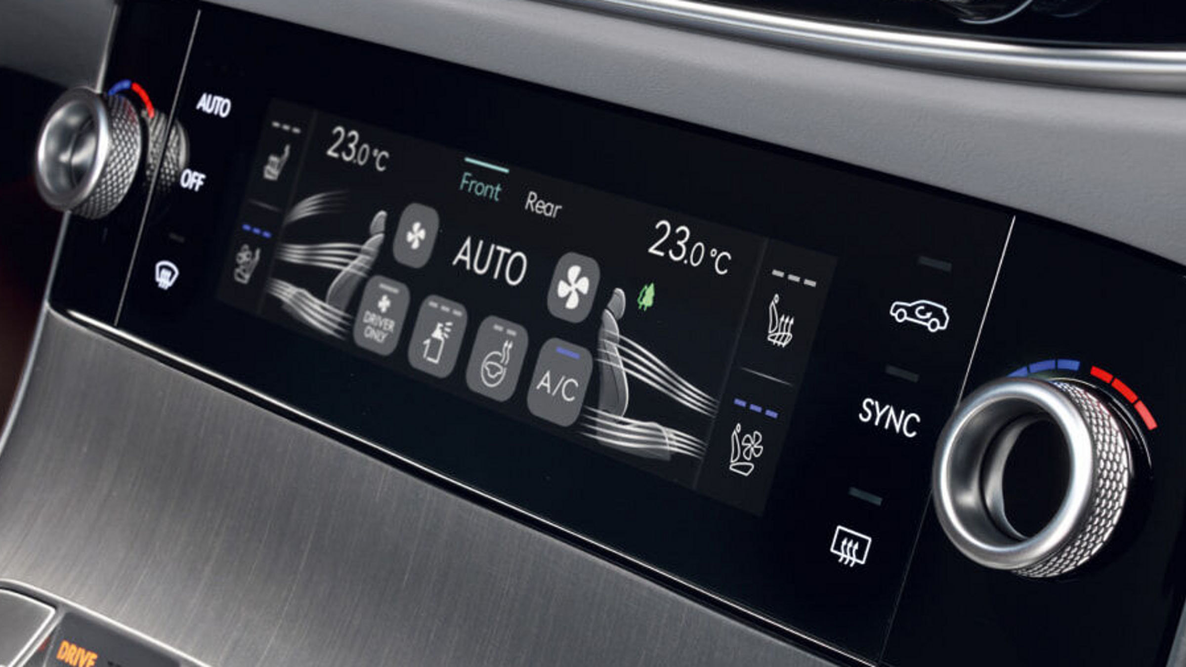 Vista del panel de control situado en la parte delantera del vehículo, con pantallas táctiles y mandos para controlar la ventilación y la temperatura.