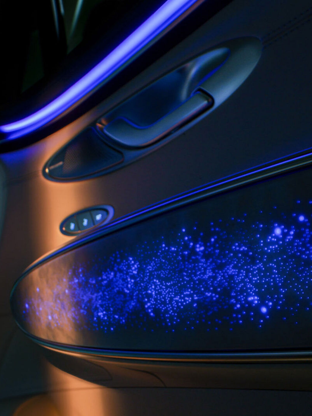 Una luz ambiental azul ilumina la zona situada debajo de la manilla de la puerta del lado del acompañante.