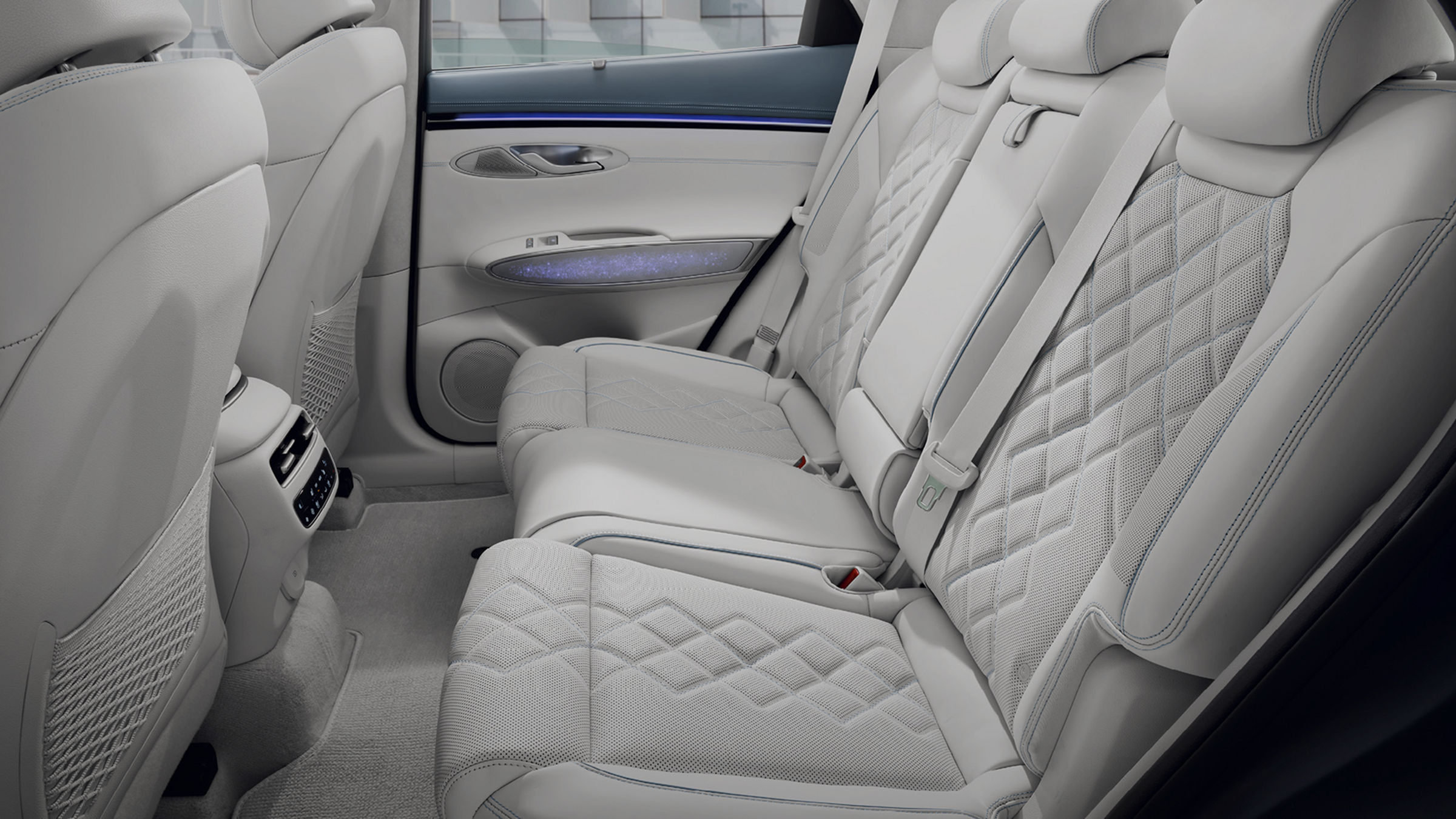 Vista del asiento trasero desde la puerta abierta del vehículo. Está todo perfectamente ordenado.