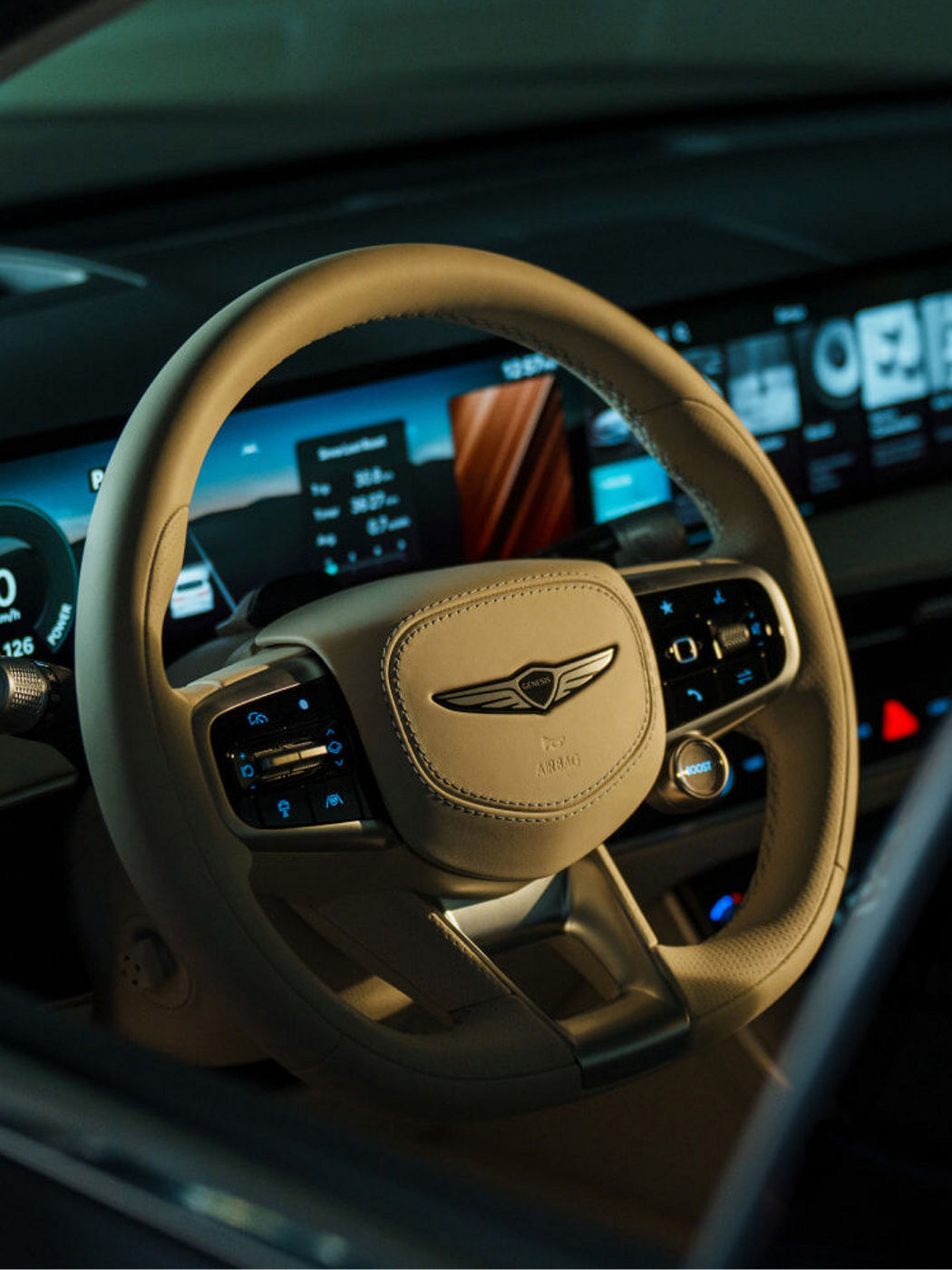 Se ve el interior oscuro del vehículo estacionado, con solo el volante y la pantalla iluminados.