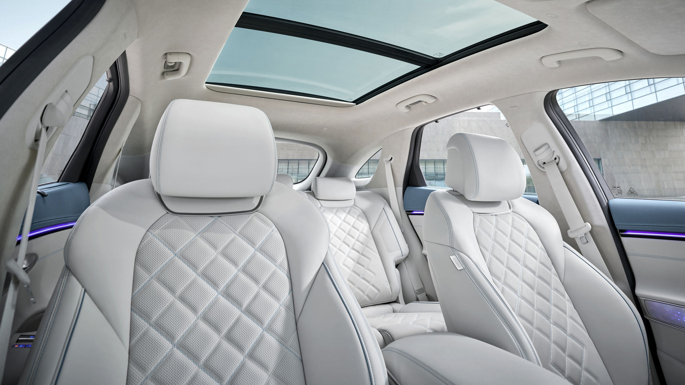 Vista de los asientos del conductor y del acompañante, ambos con tapicería de cuero.