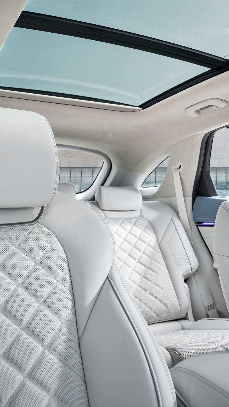 Vista de los asientos del conductor y del acompañante, ambos con tapicería de cuero.