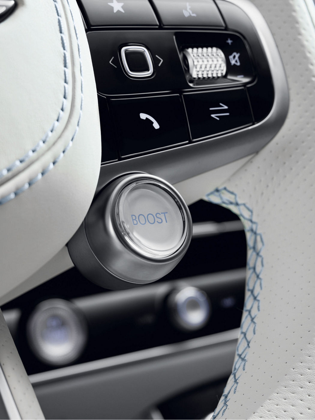 Activa el modo Boost en el volante del Genesis Electrified GV70 para experimentar una emocionante explosión de potencia.