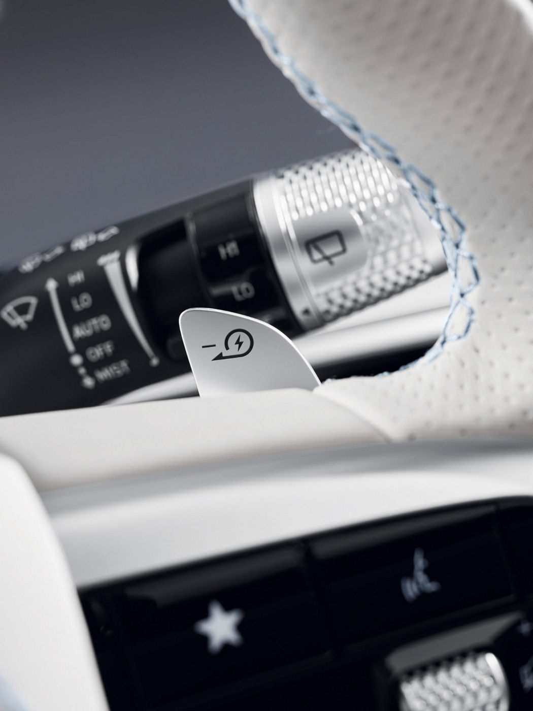 Vista detallada de la palanca de cambio con control de frenado regenerativo situada a la derecha del volante.